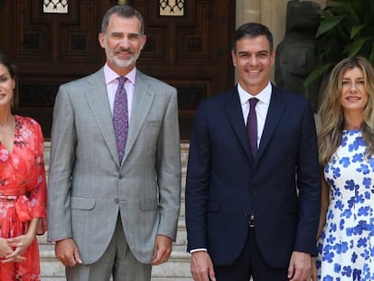 Els Reis junt amb Pedro Sánchez i la seva esposa, Begoña Gómez.