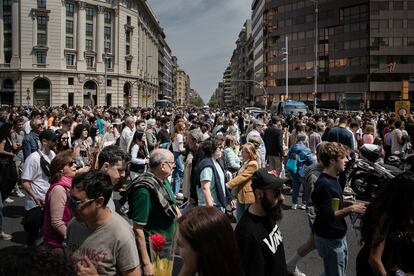 Decenas de personas caminan por el paseo de Gràcia, este domingo. 