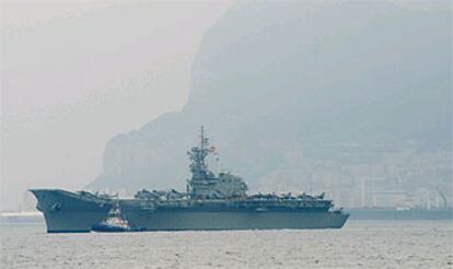 El <i>Príncipe de Asturias,</i> fotografiado ayer en la bahía de Algeciras.