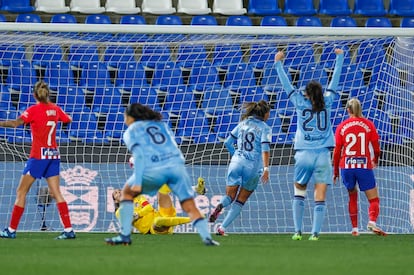 Gabi Nunes, jugadora del Levante, anota un gol ante el Atlético de Madrid en las semifinales de la Supercopa.
