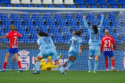 Gabi Nunes, jugadora del Levante, anota un gol ante el Atlético de Madrid en las semifinales de la Supercopa.