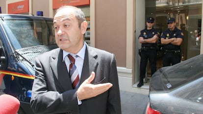 Jesús Ruiz, presidente de la inmobiliaria Aifos, habla con los periodistas durante el registro policial en Málaga con motivo del 'caso Malaya', en 2006.