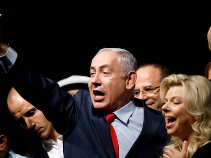 El primer ministro Benjam&iacute;n Netanyahu y su esposa, Sara, en un acto ante sus partidarios en Tel Aviv.