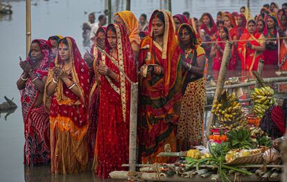 Los devotos hindúes realizan rituales en el río Brahmaputra durante el festival Chhath Puja en Gauhati, en el estado de Assam, en el noreste de la India. Durante Chhath, un antiguo festival hindú, se realizan rituales para agradecer al dios Sol por mantener la vida en la Tierra.
