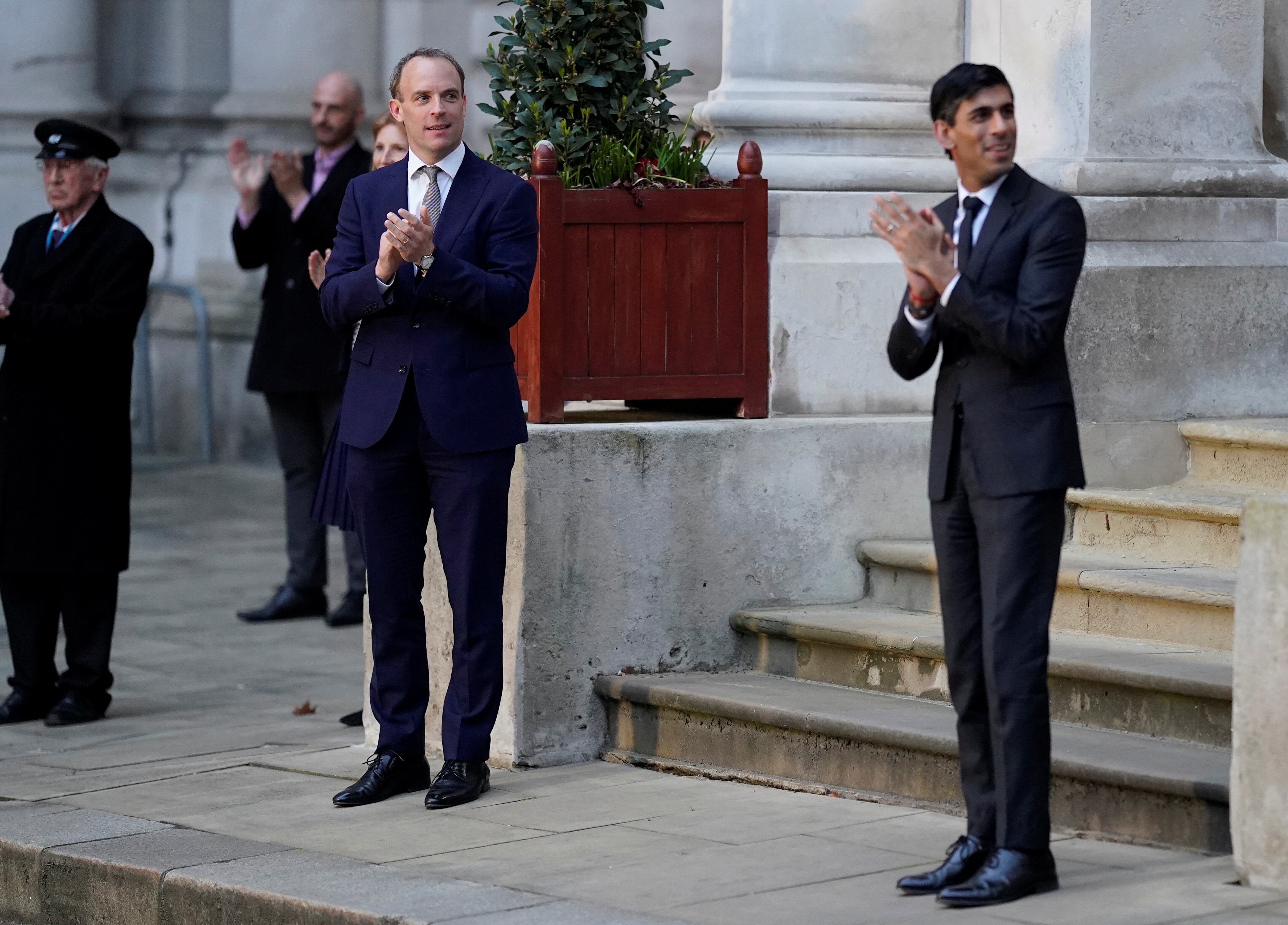 Dominic Raab y Rishi Sunak aplauden al personal sanitario durante la pandemia, el 16 de abril de 2020, en la entrada del Ministerio de Exteriores en Londres. 