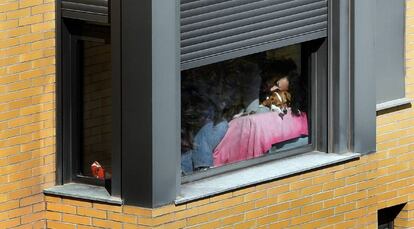 Una dona a la finestra durant el confinament.