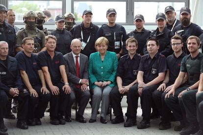 La canciller alemana Angela Merkel agradece a los miembros de la policía alemana y los servicios de emergencia tras el cierre de la cumbre del G-20 en Hamburgo. 