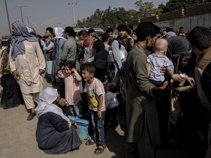 Cada día acuden ahí miles de personas para tratar de acceder al recinto desde el que podrán tomar un avión. El calor es atosigante. No hay sombra. Ni agua, ni comida.