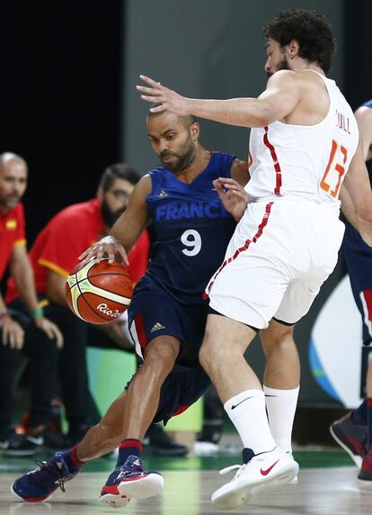 Sergio Llull (d) de España presiona al jugador Tony Parker de Francia.