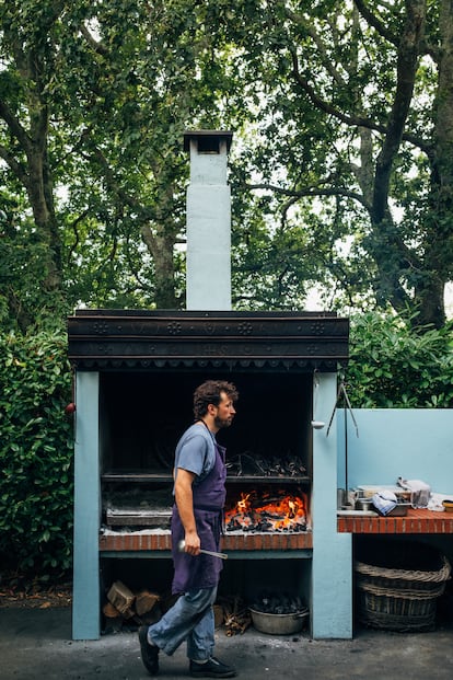 Luke Cockerill trabaja en las brasas del restaurante De Puta Madre, en Biarritz.