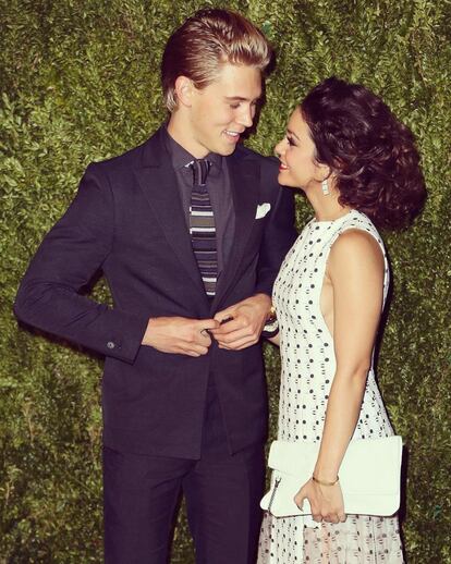 Vanessa Hudgens también se acordó de su pareja Austin Butler este 14 de febrero. Con una foto de los dos mirándose, la actriz felicitó el día de los enamorados al 'chico Disney' con el que sale desde 2010.