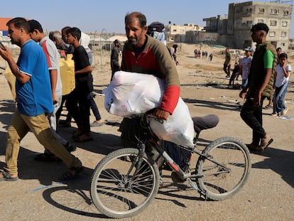 Palestinos en busca de ayuda cerca de un centro de distribución gestionado por la Fundación Humanitaria de Gaza, respaldada por Estados Unidos, en Rafah, en el sur de la Franja, este martes.