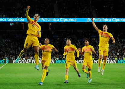 Araujo celebrando con sus compañeros después de su agónico gol.