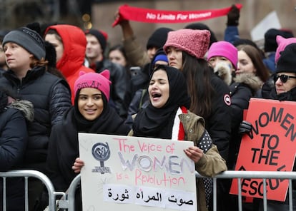 Una mujer sostiene un cartel que apoya a las feministas yemeníes durante la Macha en Manhattan.