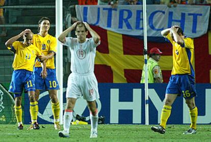 Robben (en primer plano) y Larsson, junto a Ibrahimovic, y Källstrom se echan las manos a la cabeza por motivos opuestos.