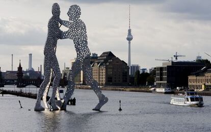 Vista del &#039;Molecule Man&#039; de Jonathan Borofsky sobre el r&iacute;o Spree,  con la omnipresente torre de la Televisi&oacute;n de Berl&iacute;n al fondo. 