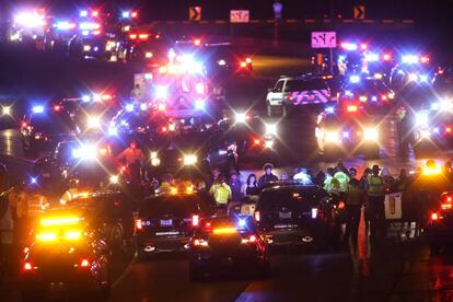 Manifestantes bloquean una parte de la carretera interestatal 94, en Mineapolis (Estados Unidos) para pedir una investigación por la muerte de un hombre negro durante un tiroteo con un policía.