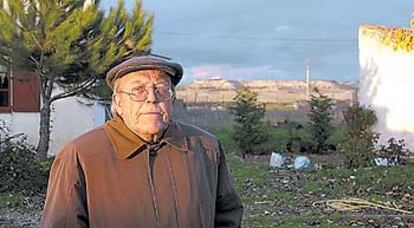 José Jiménez Lozano (Ávila, 1930), en el jardín de su casa, en Alzarén (Valladolid).
