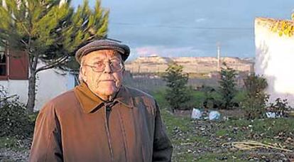 José Jiménez Lozano (Ávila, 1930), en el jardín de su casa, en Alzarén (Valladolid).