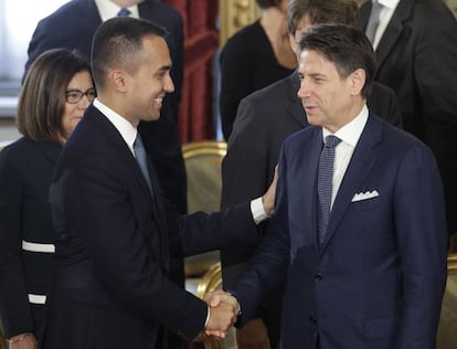 Luigi Di Maio estrecha la mano del primer ministro, Giuseppe Conte, en el Palacio del Quirinal. 