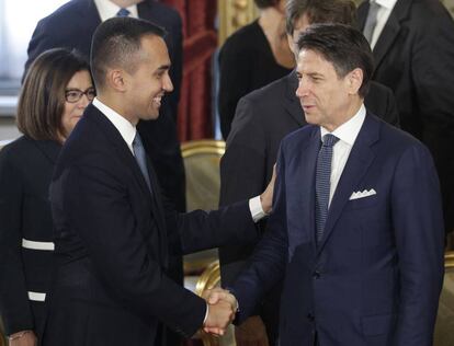 Luigi Di Maio estrecha la mano del primer ministro, Giuseppe Conte, en el Palacio del Quirinal.