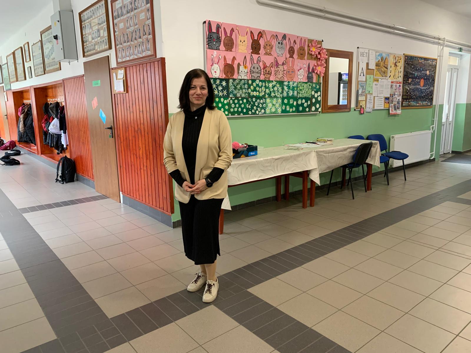 Túnde Szolobodáné Rakonczay, profesora de alemán, en la escuela primaria de Bócsa.