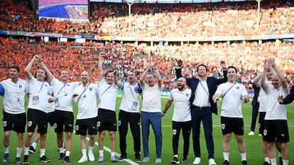 Ralf Rangnick, en el centro con pantalones azules, celebra la victoria ante Países Bajos con su cuerpo técnico.