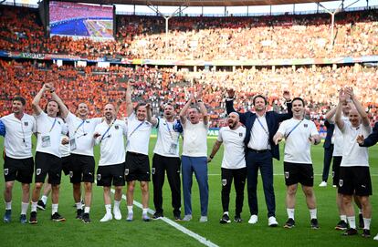 Ralf Rangnick, en el centro con pantalones azules, celebra la victoria ante Países Bajos con su cuerpo técnico.