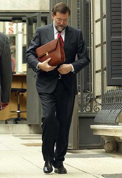 El líder del PP, Mariano Rajoy, a la salida del Congreso.