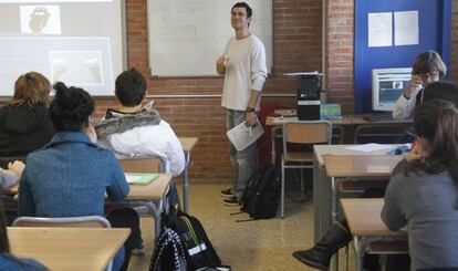 Adam Vieth conversa en una de sus clases con alumnos del instituto Uribe-Kosta de Plentzia. 