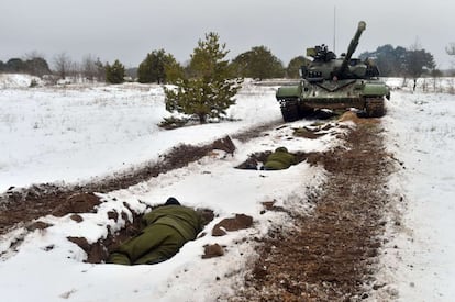 Oficiales de la reserva ucranios, llamados durante la cuarta ola de movilización parcial, participan en ejercicios militares en el Centro de Entrenamiento del Ejército cerca de la aldea de Desna, región Chernigiv.