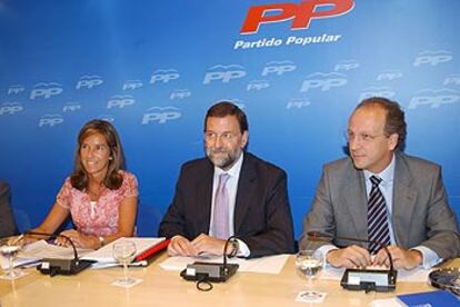 Mariano Rajoy, flanqueado por Ana Mato y Gabriel Elorriaga, ayer, en la sede del PP.