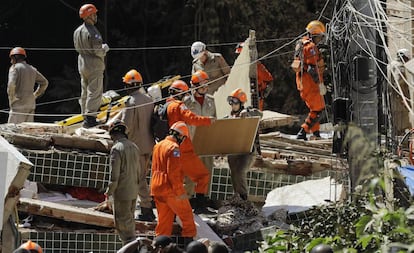 Bombeiros buscam sobreviventes nos escombros de dois prédios que desmoronaram no bairro de Muzema, no Rio de Janeiro, no dia 12 de abril de 2019.