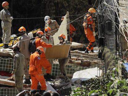 Bombeiros buscam sobreviventes nos escombros de dois prédios que desmoronaram no bairro de Muzema, no Rio de Janeiro, no dia 12 de abril de 2019.