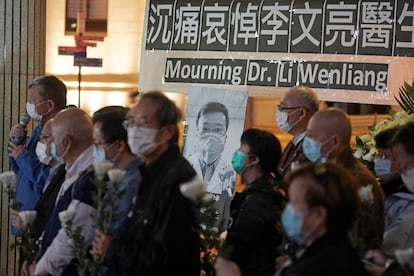 Una vigilia en Hong Kong, el 7 de febrero de 2020, por el difunto médico de Wuhan Li Wenliang. 