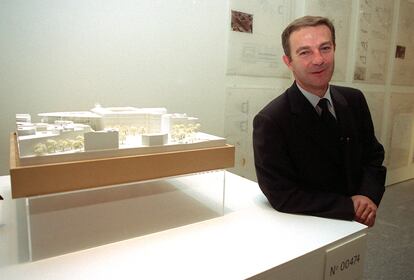 Guirao, en noviembre de 1999, en su etapa de director del Museo Reina Sofía, junto a la maqueta que ganó el proyecto de ampliación del centro, obra de Jean Nouvel.