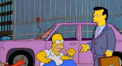 <strong>El episodio prohibido.</strong> 'La ciudad de Nueva York vs. Homer Simpson' (9x1), en el que a Homer Simpson le multan por aparcar mal su coche en la zona de las <a href="https://youtu.be/g1KnMLG4BqQ ">Torres Gemelas</a>. </p> <strong>Por qué fue censurado.</strong> El patriarca de los Simpson necesita con urgencia un baño, así que sube a una de las torres y luego, a la otra, en un episodio que se estrenó en septiembre de 1997. Tras los atentados del 11-S en 2001 la cadena Fox decidió no volver a emitirlo y en el dvd los creadores se lamentan especialmente de una pelea a gritos entre un hombre de la torre 1 con otro de la 2. </p>
