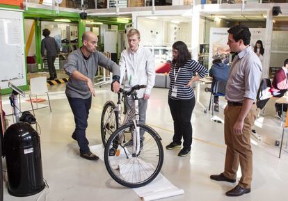 L'equip Fermi va proposar un sistema de guia per a les bicicletes de lloguer. Una pantalla al manillar proposa rutes alternatives en funci de la contaminaci que es troba a la ciutat. El dispositiu utilitza models de dades de contaminaci desenvolupats al Centre Nacional de Supercomputaci (BSC-CNS). Grcies a aquesta informaci, el ciclista pot triar la ruta ms neta.