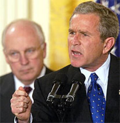 El presiderete Bush, ayer en la Casa Blanca, junto al vicepresidente Cheney.