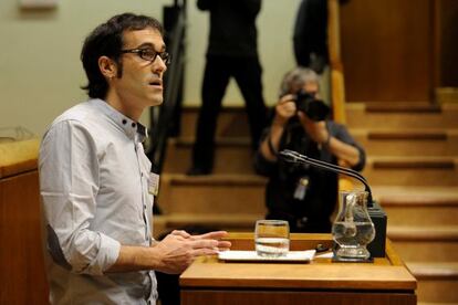 Julen Arzuaga, de EH Bildu, durante su intervención en el pleno monográfico.