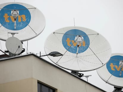 Varias antenas con el logo del canal privado TVN, en el tejado de su sede central en Varsovia, Polonia.