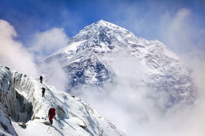 La cima del mundo, a 8.848 metros de altura, <a href="http://www.welcomenepal.com" target="_blank">hace frontera entre Nepal y el Tíbet</a>, región autónoma de China. La gran cantidad de basura acumulada en los alrededores del campo base norte, en la parte tibetana, llevó a China, a principios de este año, a cerrar a los turistas el acceso a todas aquellas zonas por encima del monasterio de Rongphu, a unos 5.000 metros de altitud, y a limitarlo a los alpinistas, mientras se llevan a cabo las labores de limpieza. A partir de 2020, Nepal prohibirá los envases de plástico de un solo uso en su lado, según decisión del municipio de Khumbu Pasang Lhamu. La ONU ha declarado el 11 de diciembre Día Internacional de las Montañas, para alertar de los peligros que corren estos ricos y frágiles ecosistemas.