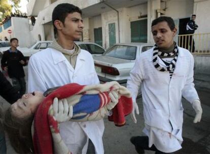 Un médico palestino porta el cadáver de una niña asesinada en un ataque aéreo israelí.