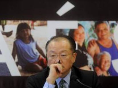 El presidente del Banco Mundial, Jim Yong Kim, asiste en Brasilia (Brasil) a la firma de un acuerdo entre el BM, el Programa de las Naciones Unidas para el Desarrollo (PNUD) y el Gobierno de Brasil para a promover a nivel global los planes sociales que han sacado de la pobreza a unos 40 millones de brasileños.