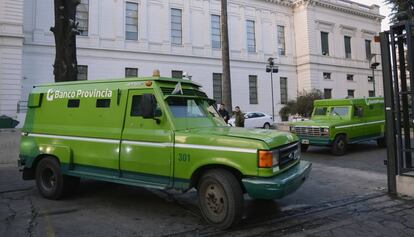 Caminhões blindados transportam dinheiro do Banco Província, em La Plata.