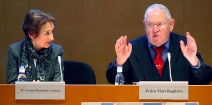 Carmen Hernández escucha a Pedro Mari Baglietto en el palacio Euskalduna.