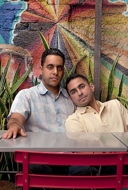 <p><b>Nueva York (Estados Unidos).</b> George Constantinou (Nueva York, de 37 años) y Farid Ali (Bogotá, de 48) se conocieron en 2001 a través de una web de citas; en 2002 decidieron comprometerse. “Yo trabajaba para el Departamento de Tecnología de Nueva York y George era gerente de un restaurante en Brooklyn. Entonces surgió la idea de abrir un negocio juntos”, explica Farid. Tras hacer varios cursos de negocios, en 2005 decidieron abrir el Bogotá Latin Bistro. En 2009, después de ocho años de relación y cuando diversos Estados en el país comenzaron a permitir el matrimonio homosexual, la pareja se planteó casarse, pero no lo hicieron. “Sentimos que no era justo, no se respetaba esta unión si nos casábamos en otro Estado, mientras que en el que vivimos, Nueva York, no lo reconocía aún”, explica. Dos años después comenzaron las reivindicaciones en este Estado, y George y Farid se implicaron en la campaña y aparecieron en un vídeo defendiendo “la equidad”. “Después de estos años de lucha, te puedes imaginar que la decisión del Tribunal Supremo de resolver que la Ley de Defensa del Matrimonio (DOMA) es inconstitucional ha sido una gran victoria. El Supremo ha conseguido que podamos mirar al mundo y decirle: ‘Mira, soy igual que tú”. </p><p> Texto: Carolina García</p>