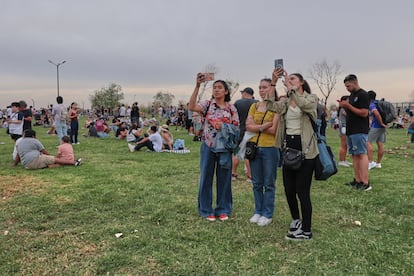 Asistentes a la exhibición aérea en Buenos Aires, este miércoles.