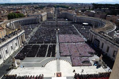 Miles de personas durante el funeral del Papa, en la plaza de San Pedro, a 26 de abril de 2025, en Ciudad del Vaticano.