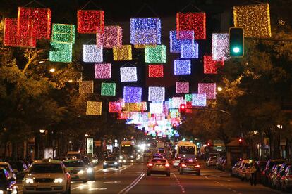 Cubos de luces en una de las calles de Madrid.